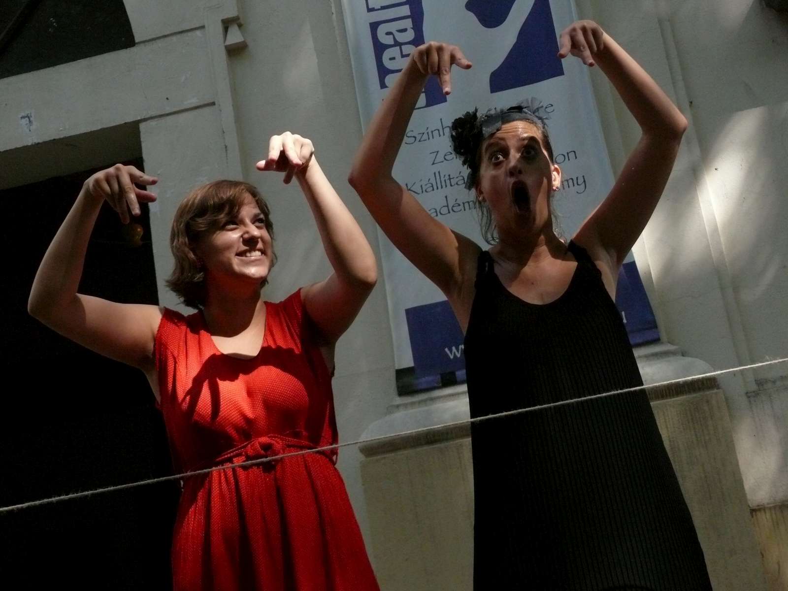 Drubina Orsolya és Kiss Ágnes arra a cérnaszálra mutat amelyen a MASZK Egyesület sorsa függ