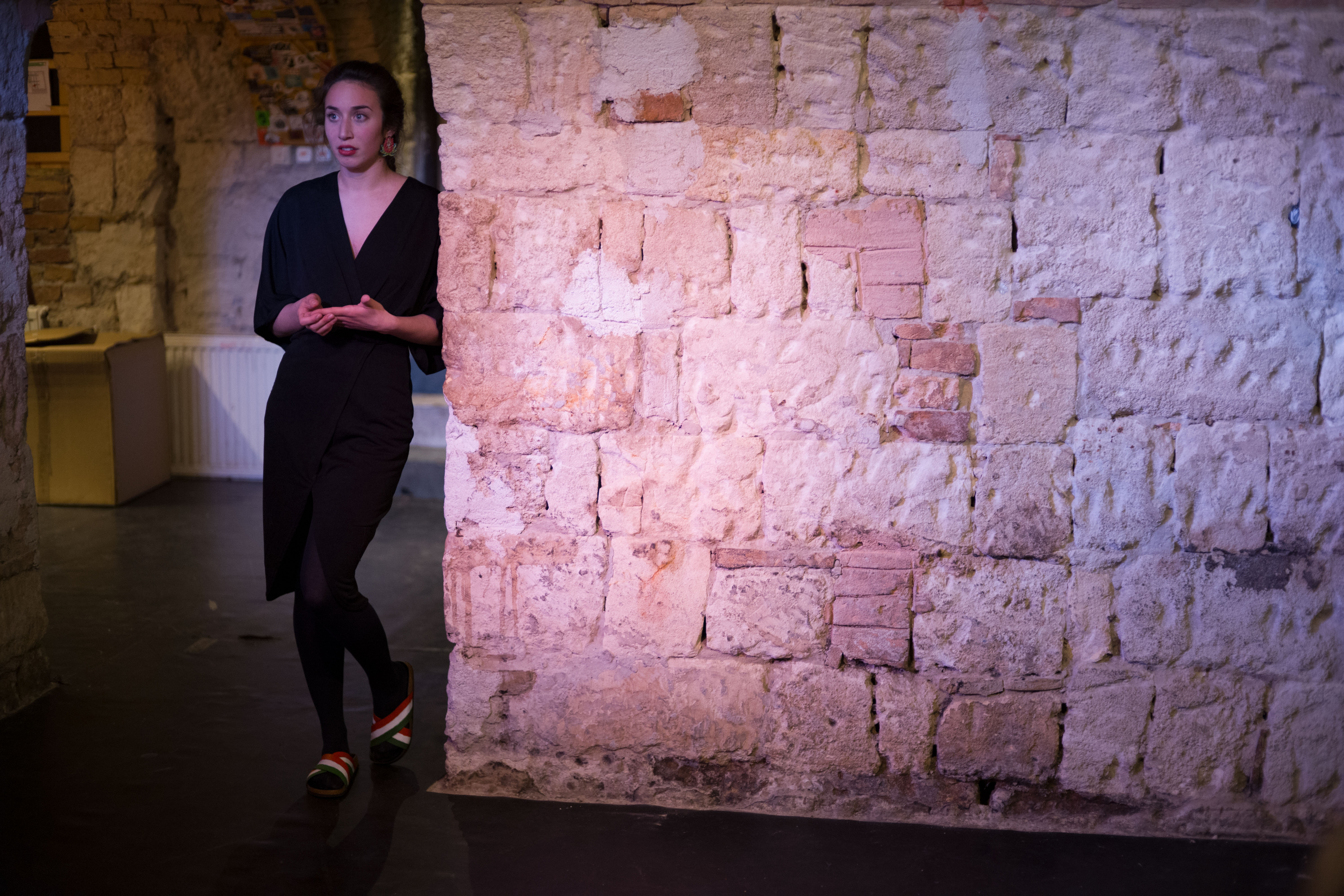 2022.04.18. Örkény István: Pisti a vérzivatarban főpróba a budapesti Auróra alagsori termében.Játsszák:Berényi Nóra Blanka, Börcsök Olivér, Gloviczki Bernát, Hevesi László, Jakab Balázs, Kádár Kinga, Polák Ferenc, Anton Szász Gabi, Turi Péter, Váradi GergelyZenekar:Deák-Volom Dávid, Márkus István, Pirisi Máté, Váczi KristófLátvány: Fülöpp Réka. Juhos-Kiss CsengeDramaturg: Sahin-Tóth SáriAsszisztens: Fülöpp RékaRendező: Gardenö Klaudia#FreeSzFE #Leica